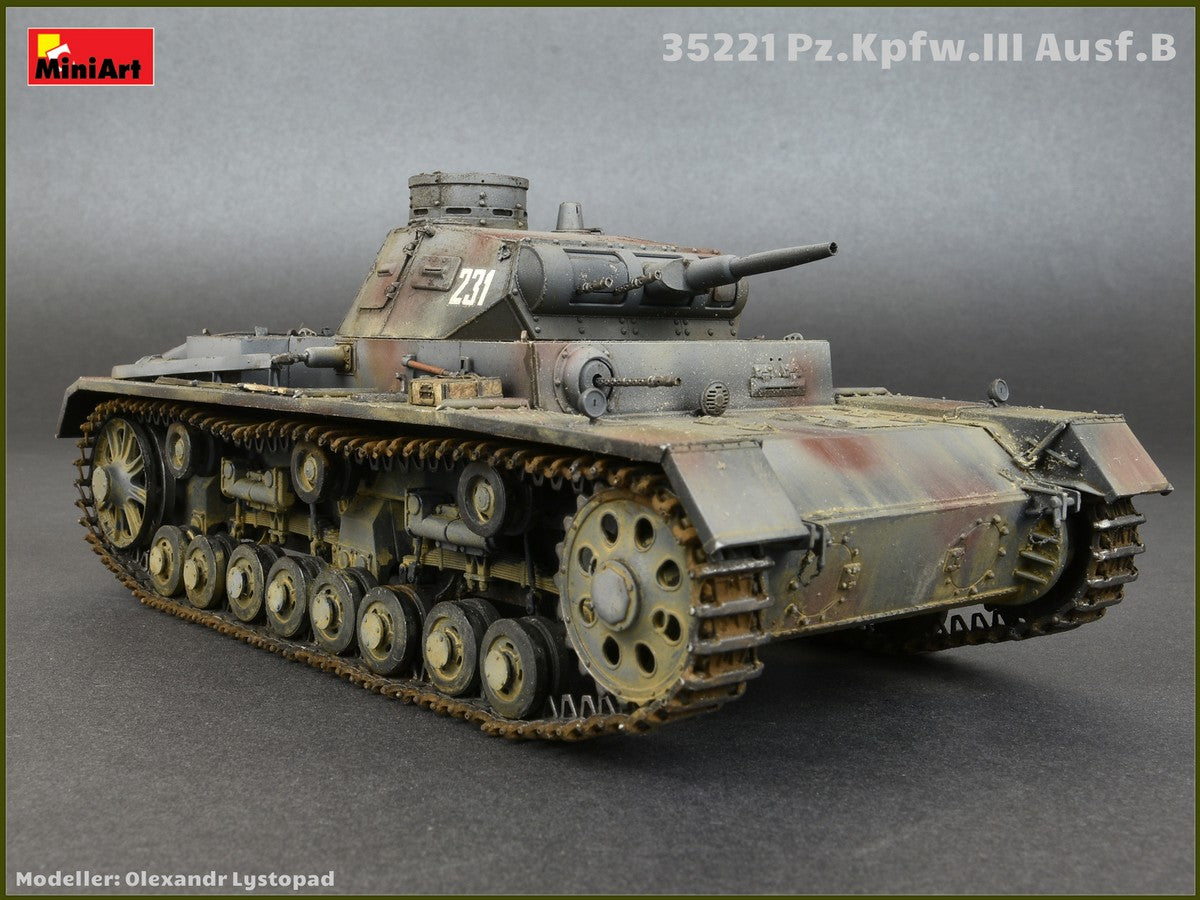 Foto frontal de la maqueta del carro de combate alemán Panzer III B con tripulación en escala 1:35 de Miniart referencia 35221