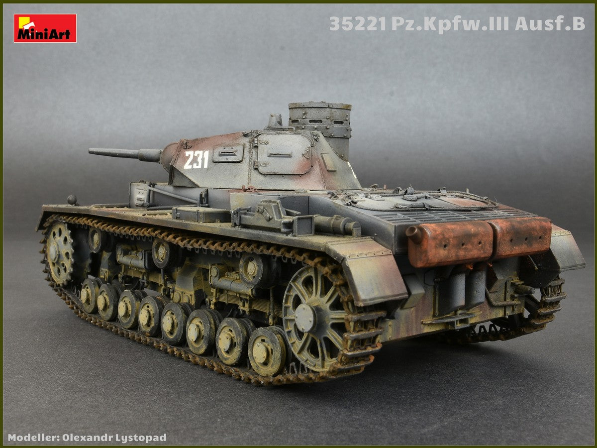 Foto trasera de la maqueta del carro de combate alemán Panzer III B con tripulación en escala 1:35 de Miniart referencia 35221
