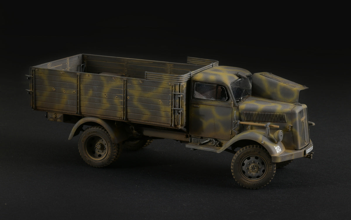 Foto derecha de la maqueta del camión alemán Opel Blitz a escala 1:35 de Italeri referencia 6760