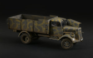 Foto derecha de la maqueta del camión alemán Opel Blitz a escala 1:35 de Italeri referencia 6760