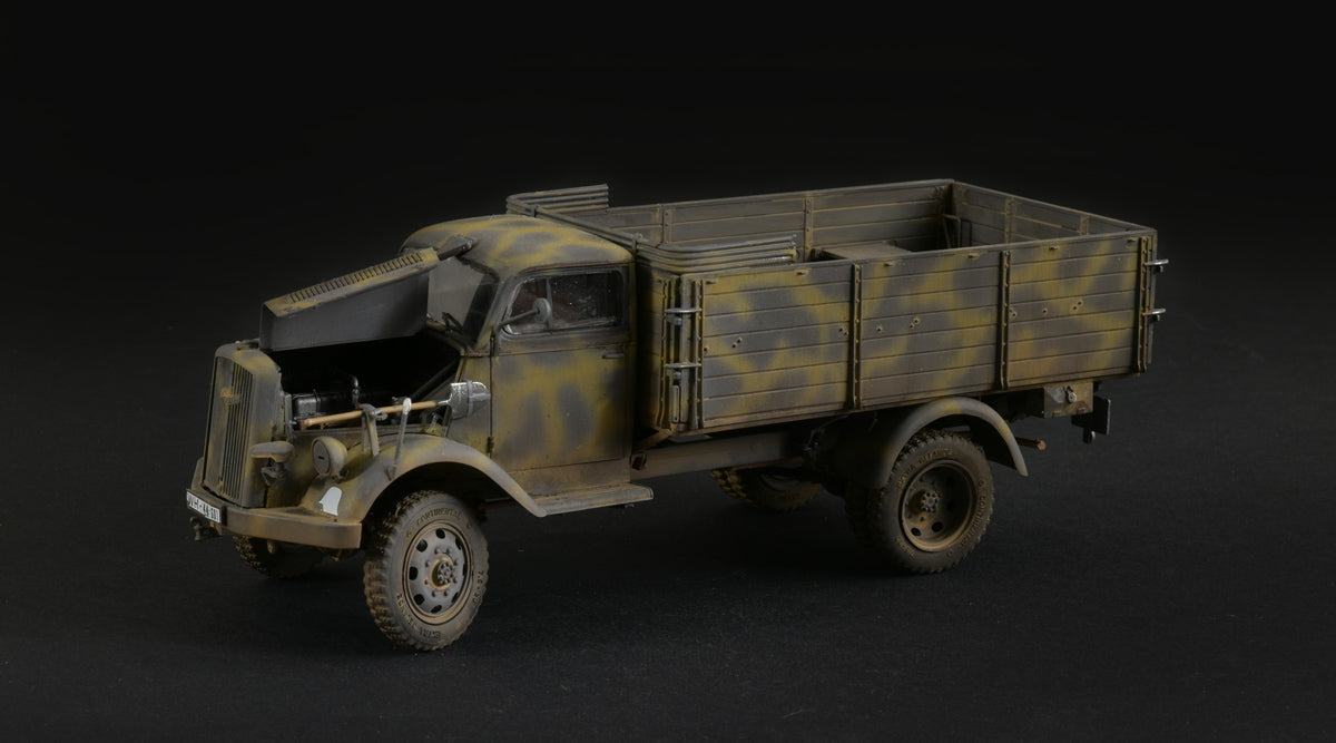 Foto izquierda de la maqueta del camión alemán Opel Blitz a escala 1:35 de Italeri referencia 6760