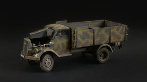 Foto izquierda de la maqueta del camión alemán Opel Blitz a escala 1:35 de Italeri referencia 6760