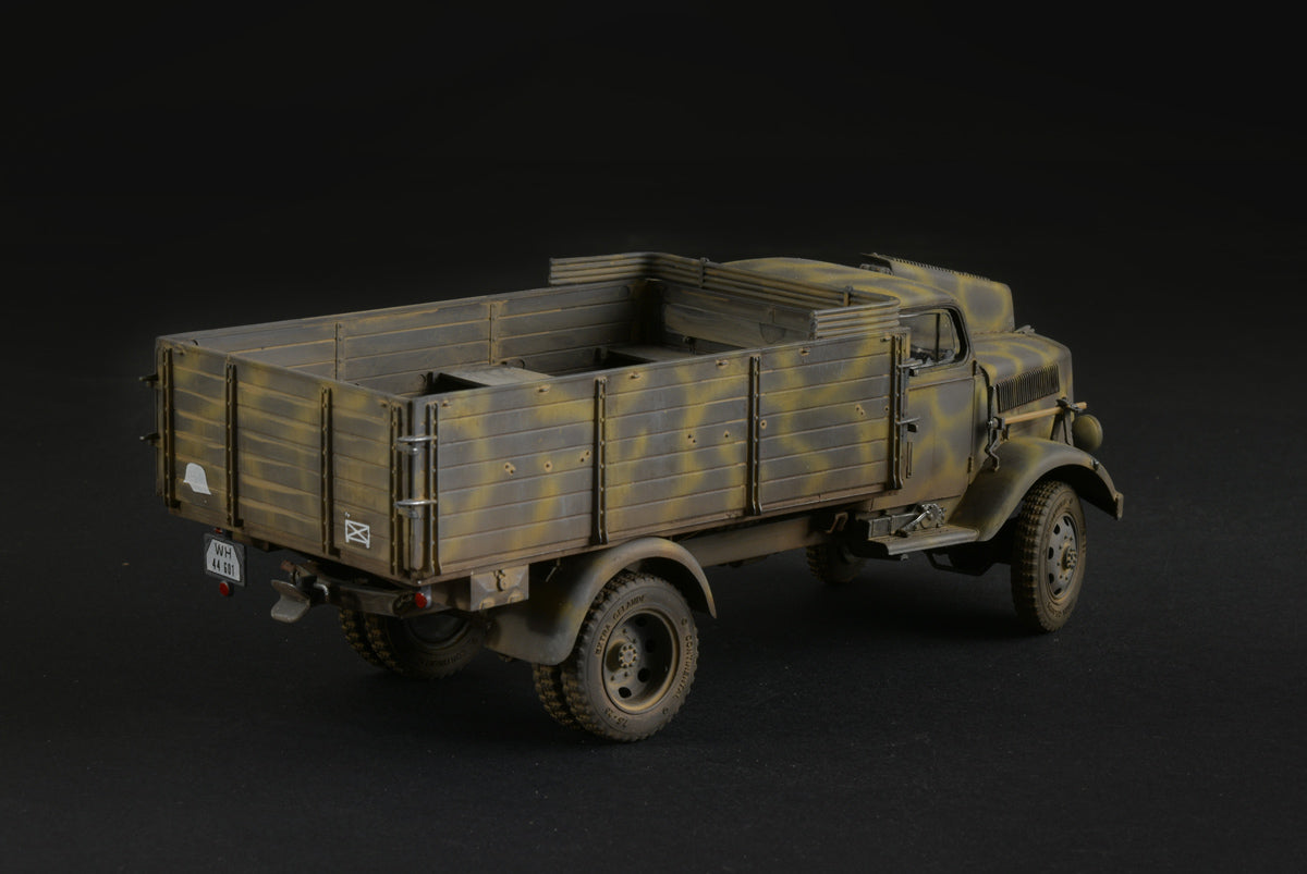 Foto trasera de la maqueta del camión alemán Opel Blitz a escala 1:35 de Italeri referencia 6760