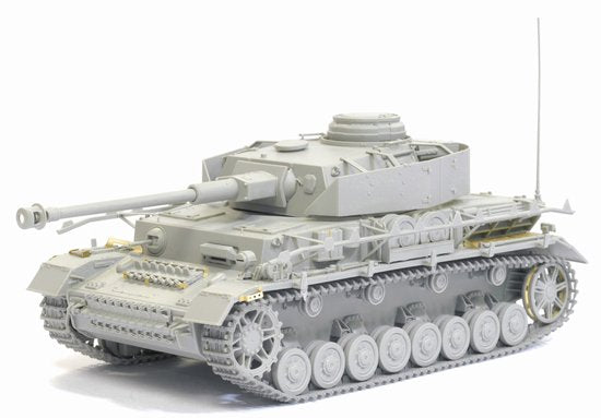 Foto frontal de la maqueta del carro alemán Pz-IV J Mid production en escala 1:35 de Dragon referencia 6556