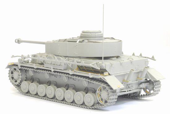 Foto trasera de la maqueta del carro alemán Pz-IV J Mid production en escala 1:35 de Dragon referencia 6556