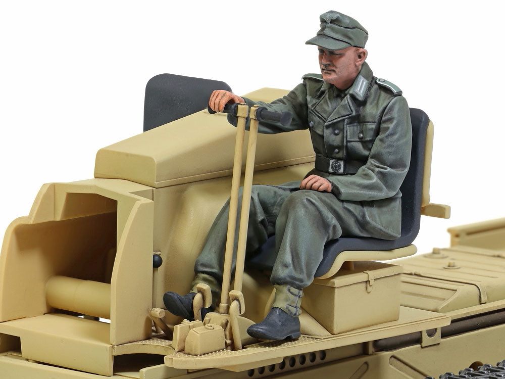 Foto del conductor de la maqueta del tractor alemán RSO/01 en escala 1:35 de Tamiya referencia 35394