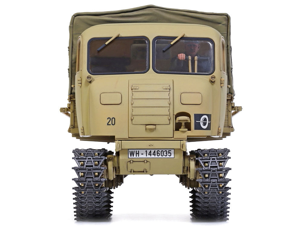 Foto frontal de la maqueta del tractor alemán RSO/01 en escala 1:35 de Tamiya referencia 35394