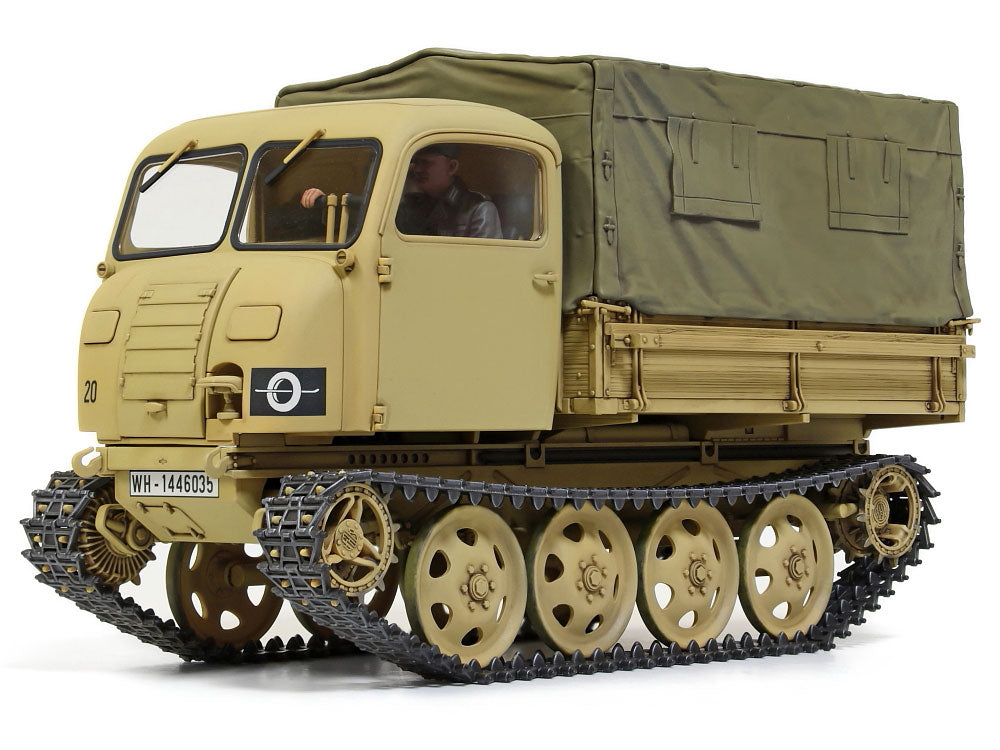 Foto frontal izquierda de la maqueta del tractor alemán RSO/01 en escala 1:35 de Tamiya referencia 35394