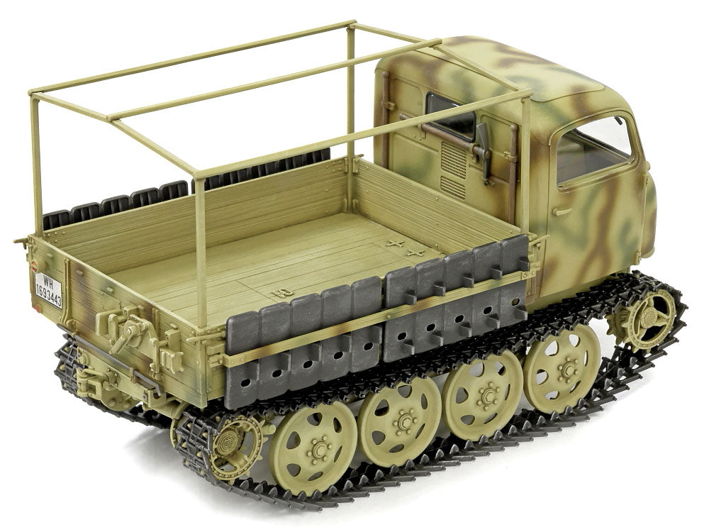 Foto lateral derecha de la maqueta del tractor alemán RSO/01 en escala 1:35 de Tamiya referencia 35394