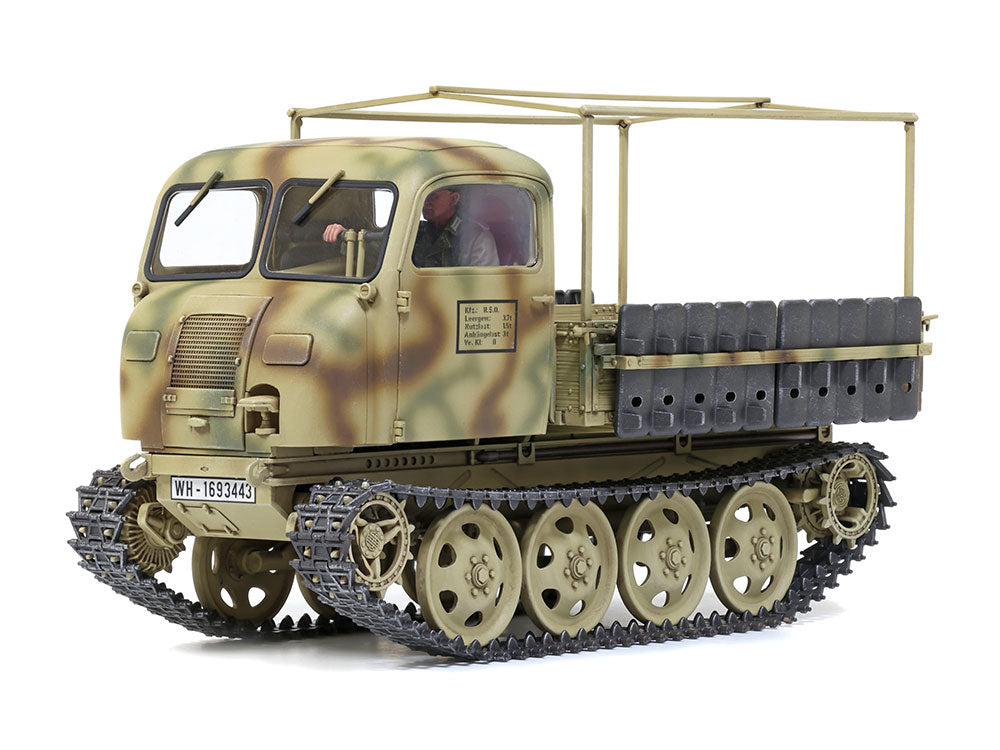 Foto frontal izquierda de la maqueta del tractor alemán RSO/01 sin lona trasera en escala 1:35 de Tamiya referencia 35394