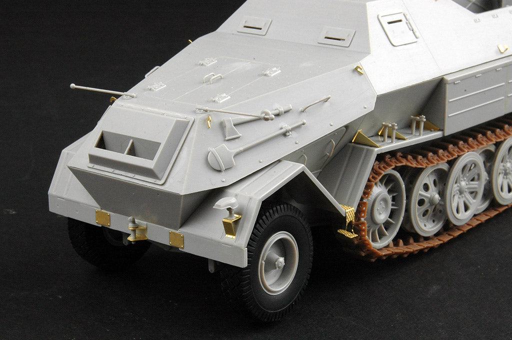 Foto frontal de la maqueta del vehículo blindado alemán Sd.Kfz.8 de 12 toneladas en escala 1:35 de Trumpeter referencia 01584