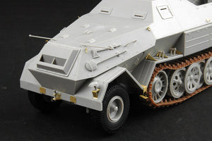 Foto frontal de la maqueta del vehículo blindado alemán Sd.Kfz.8 de 12 toneladas en escala 1:35 de Trumpeter referencia 01584