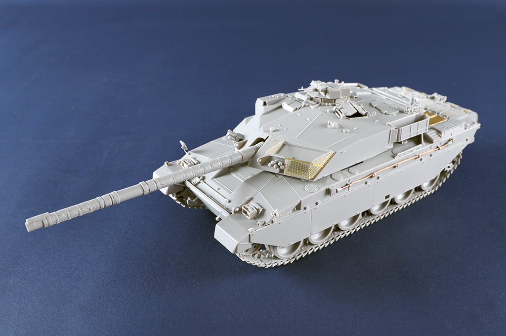 Foto lateral izquierda de la maqueta del carro de combate británico Challenguer 1 en escala 1:35 de Trumpeter referencia 09611