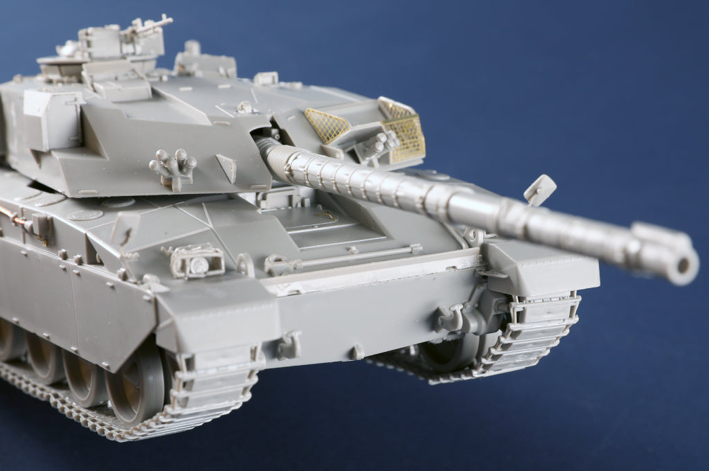 Foto frontal de la maqueta del carro de combate británico Challenguer 1 en escala 1:35 de Trumpeter referencia 09611