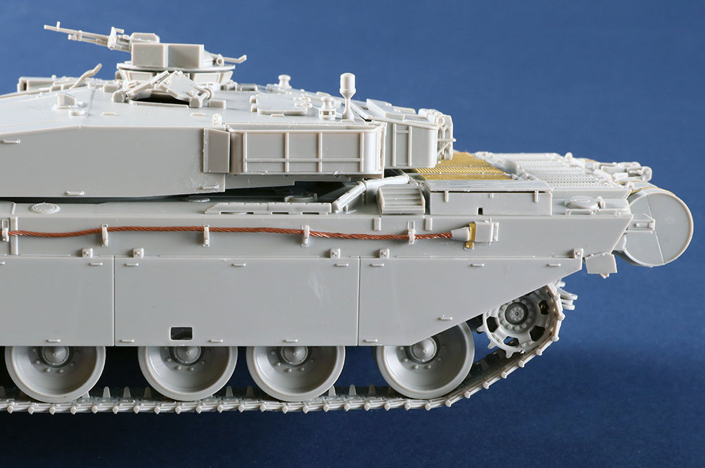 Foto lateral de la maqueta del carro de combate británico Challenguer 1 en escala 1:35 de Trumpeter referencia 09611
