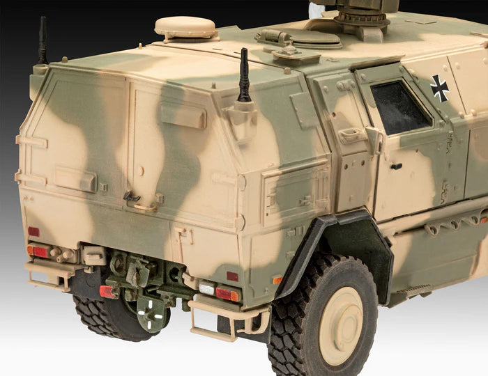 Foto trasera de la maqueta del vehículo de transporte de tropas alemán Dingo 2 GE A3 en escala 1:35 de Revell referencia 03370