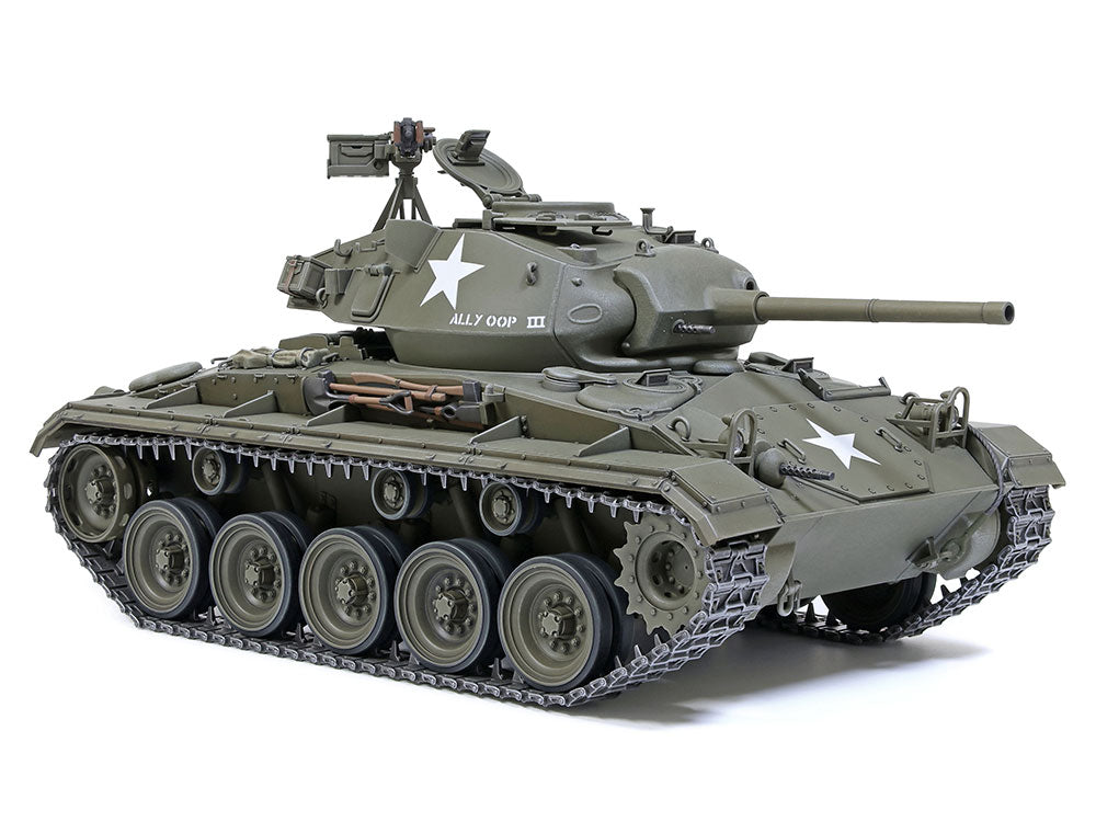 Foto lateral derecha de la maqueta del carro ligero norteamericano M24 Chaffee en Europa durante la 2ª Guerra Mundial en escala 1:24 de Tamiya referencia 35391
