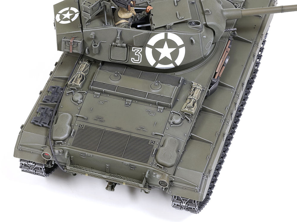 Foto motor de la maqueta del carro ligero norteamericano M24 Chaffee en Europa durante la 2ª Guerra Mundial en escala 1:24 de Tamiya referencia 35391