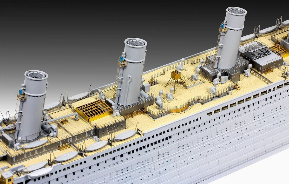 Foto de las chimeneas de la maqueta del RMS Titanic en escala 1:400 y versión platinum de Revell referencia 05243