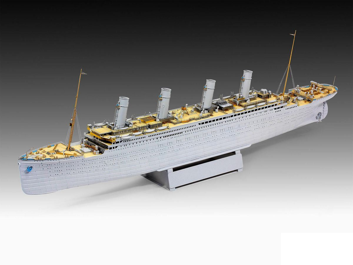 Foto completa de la maqueta del RMS Titanic en escala 1:400 y versión platinum de Revell referencia 05243