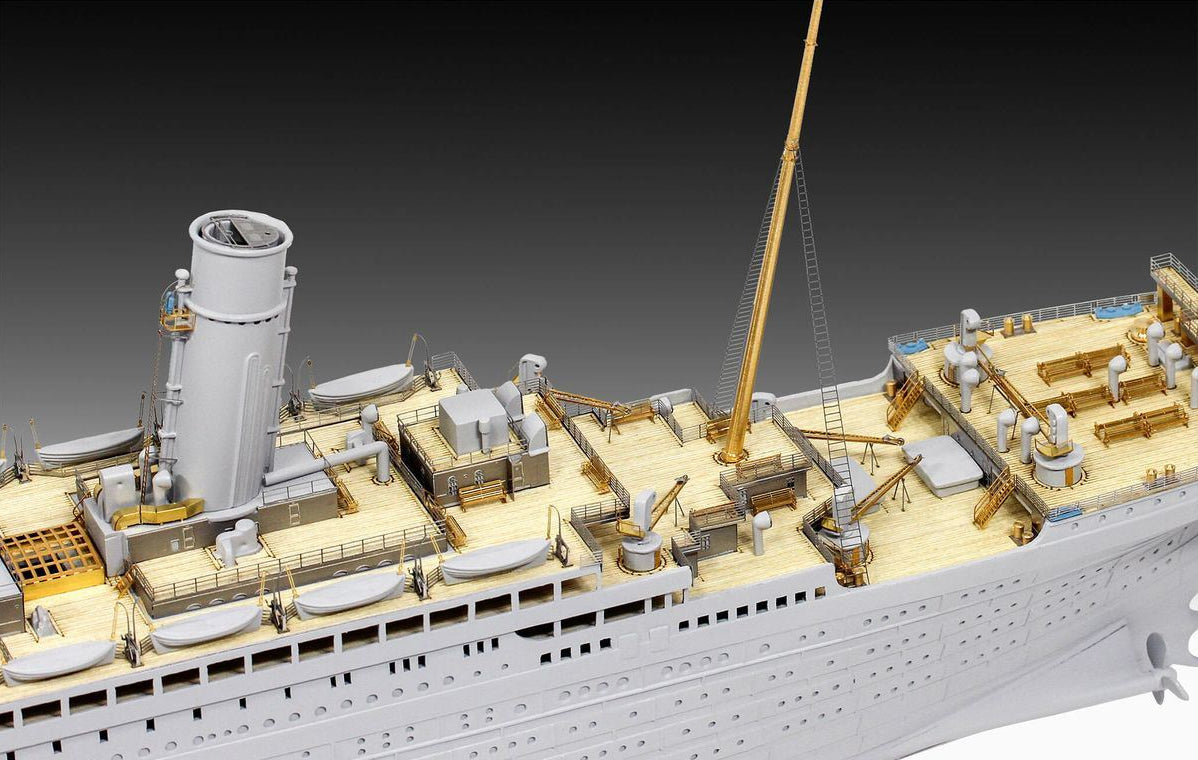 Foto de popa de la maqueta del RMS Titanic en escala 1:400 y versión platinum de Revell referencia 05243