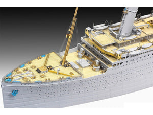Foto de proa de la maqueta del RMS Titanic en escala 1:400 y versión platinum de Revell referencia 05243