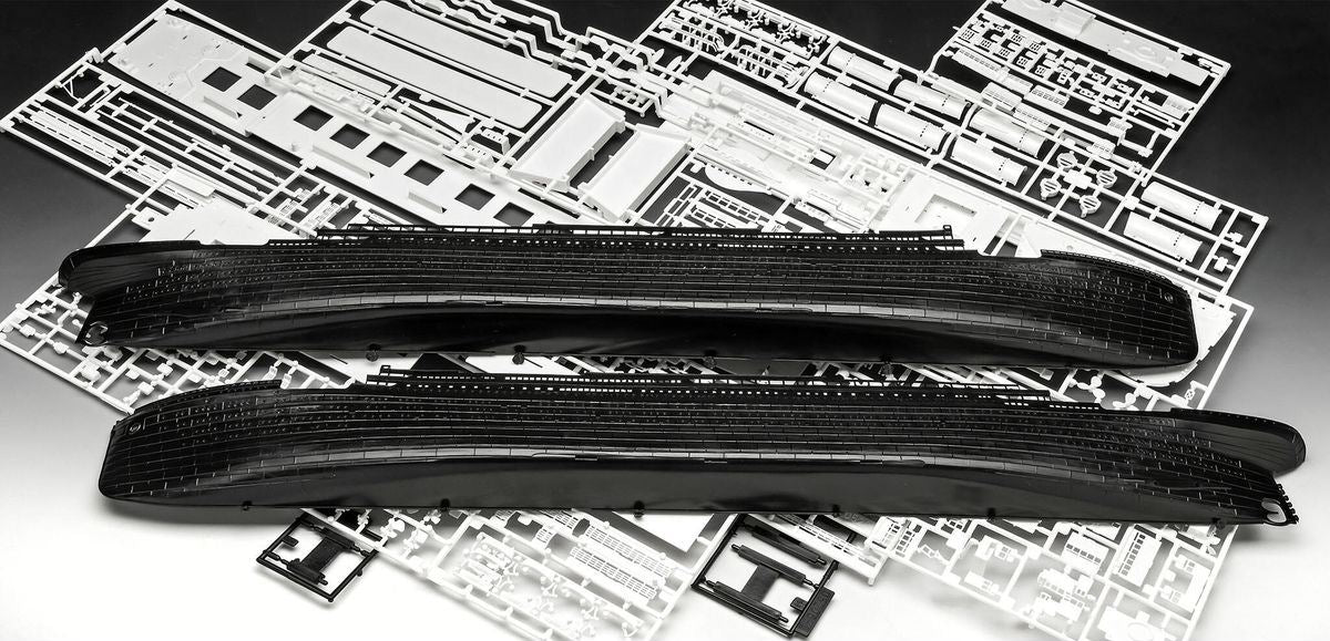 Piezas de la maqueta del RMS Titanic en escala 1:400 y versión platinum de Revell referencia 05243