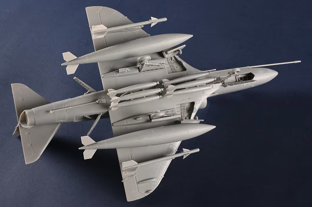 Foto inferior de la maqueta del caza Douglas A-4B Skyhawk en escala 148 de Hobby Boss referencia 81790