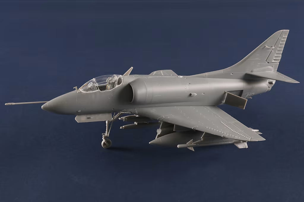 Foto delantera de la maqueta del caza Douglas A-4B Skyhawk en escala 148 de Hobby Boss referencia 81790