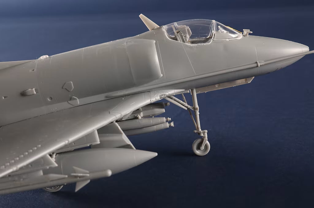 Foto lateral de la maqueta del caza Douglas A-4B Skyhawk en escala 148 de Hobby Boss referencia 81790