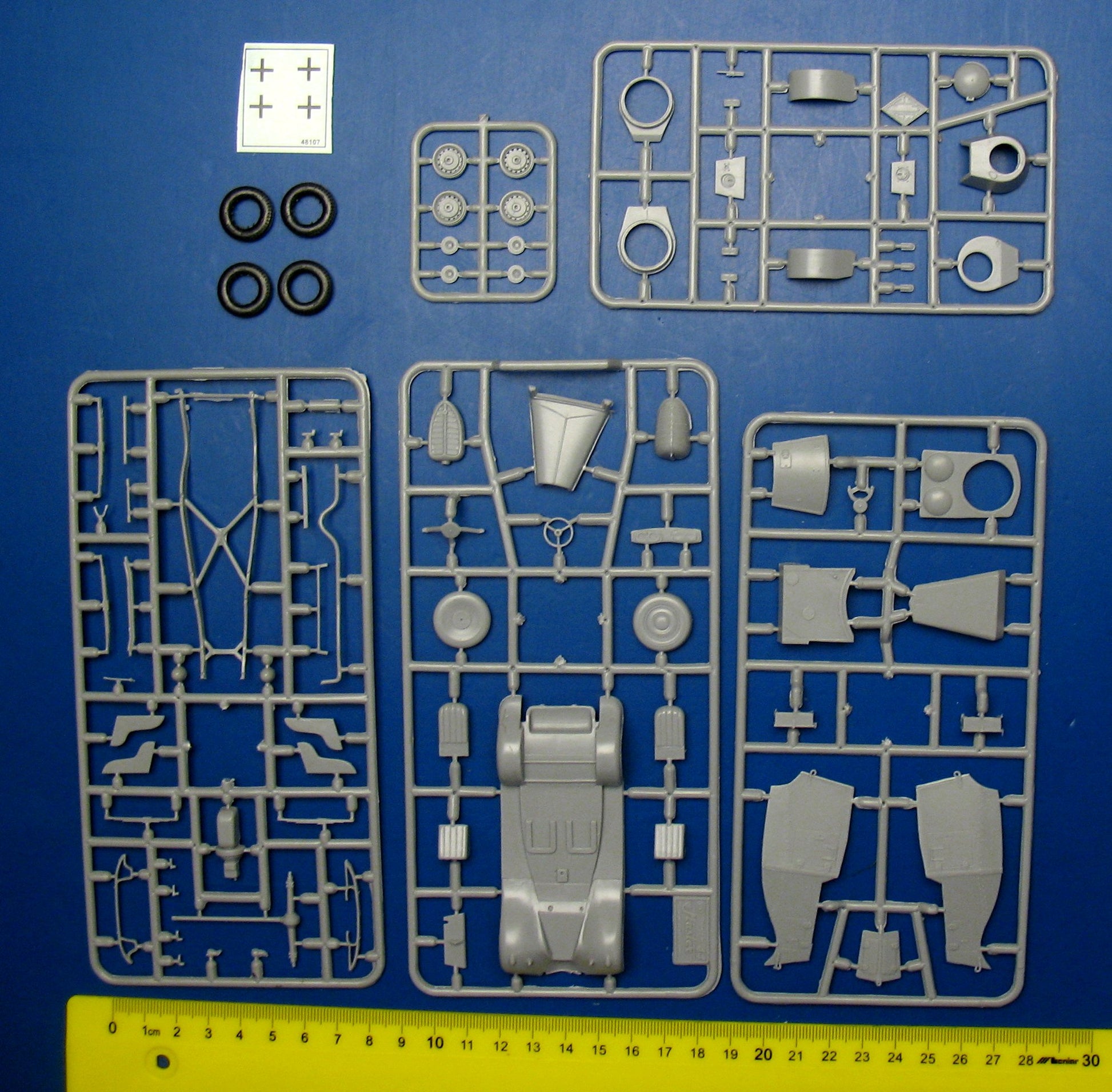 Piezas de la maqueta del coche blindado soviético FAI-M en escala 1:48 de ACE referencia 48107