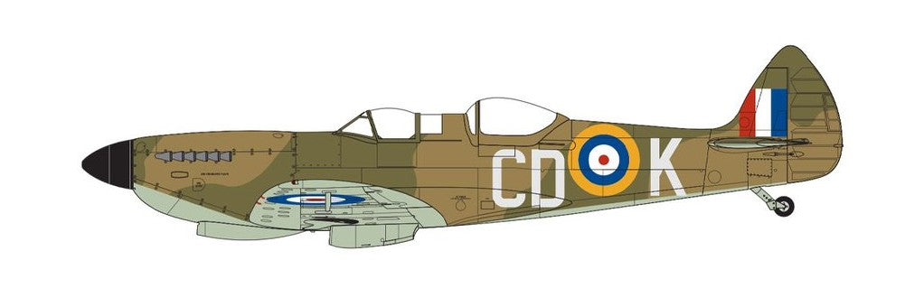 Decoración 2 de la maqueta del caza Spitfire Tr.9 versión de entrenamiento en escala 1:48 de Airfix referencia A05143