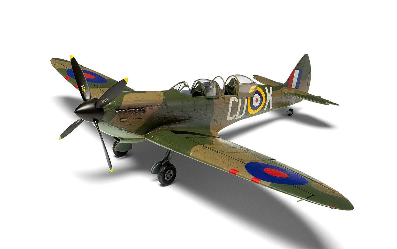 Foto lateral de la maqueta del caza Spitfire Tr.9 versión de entrenamiento en escala 1:48 de Airfix referencia A05143
