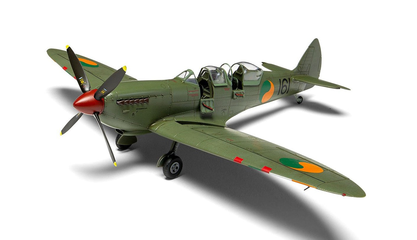 Foto frontal de la maqueta del caza Spitfire Tr.9 versión de entrenamiento en escala 1:48 de Airfix referencia A05143