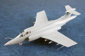 Foto lateral izquierda de la maqueta del avión de ataque británico Buccaneer S.2D en escala 1:48 de Trumpeter referencia 05845