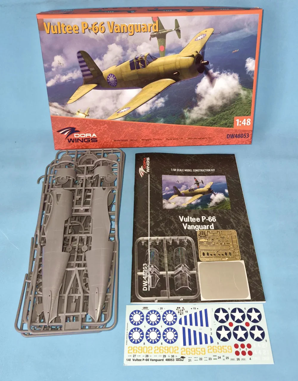 Contenido de la caja de la maqueta del caza norteamericano Vultee P-66 Vanguard en escala 1:48 de Dora Wings referencia 48053