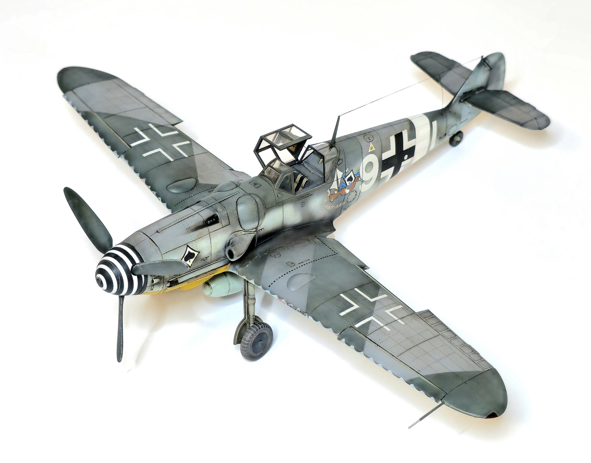Foto frontal de la maqueta del caza alemán Bf 109 G-6 en escala 1:48 Edición PorfiPACK de Eduard referencia 82167