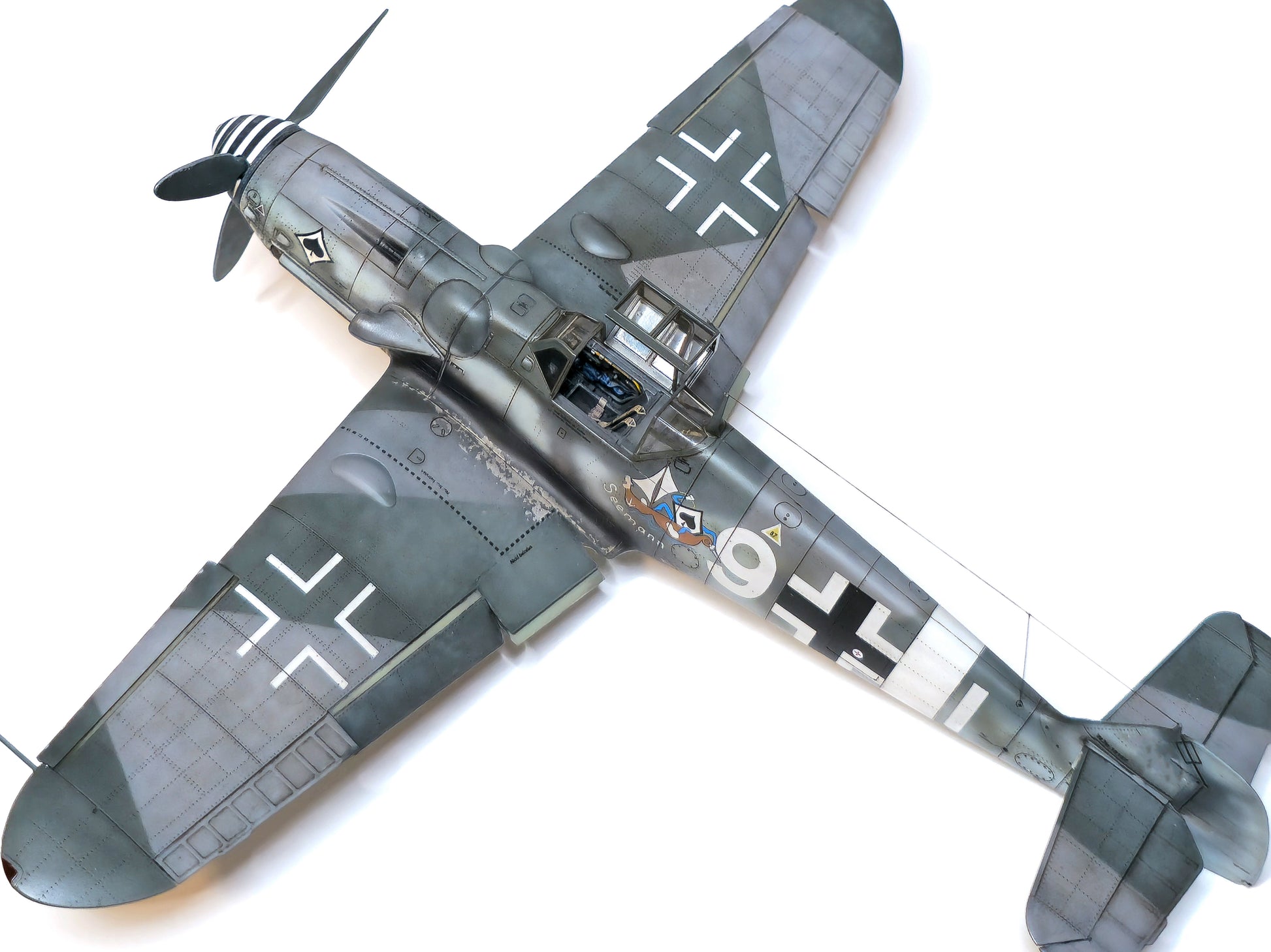 Foto aérea de la maqueta del caza alemán Bf 109 G-6 en escala 1:48 Edición PorfiPACK de Eduard referencia 82167