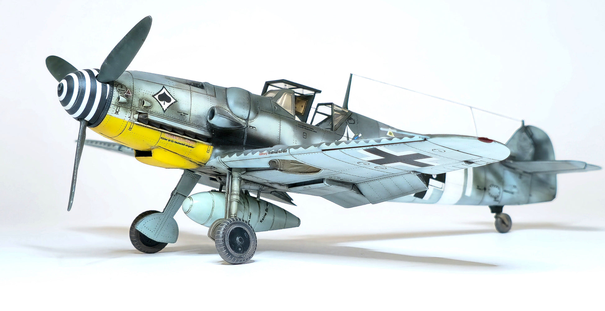 Foto lateral de la maqueta del caza alemán Bf 109 G-6 en escala 1:48 Edición PorfiPACK de Eduard referencia 82167
