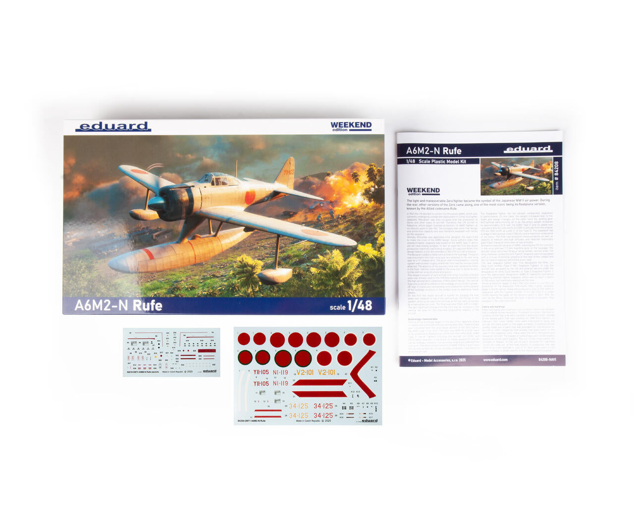 Contenido de la caja de la maqueta del caza japonés A6M2-N Rufe en escala 1:48 edición Weeknd de Eduard referencia 84208