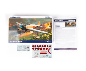 Contenido de la caja de la maqueta del caza japonés A6M2-N Rufe en escala 1:48 edición Weeknd de Eduard referencia 84208