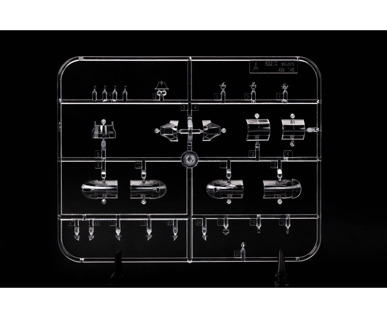 Piezas  transparentes de la maqueta del caza japonés A6M2-N Rufe en escala 1:48 edición Weeknd de Eduard referencia 84208