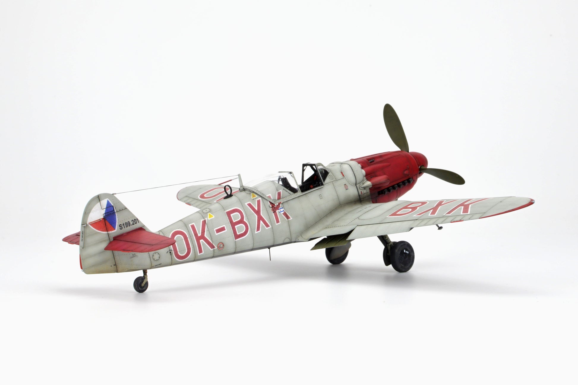 Foto lateral derecha de la maqueta del caza checo Avia S-199 en escala 1:48 de Eduard referencia 948012