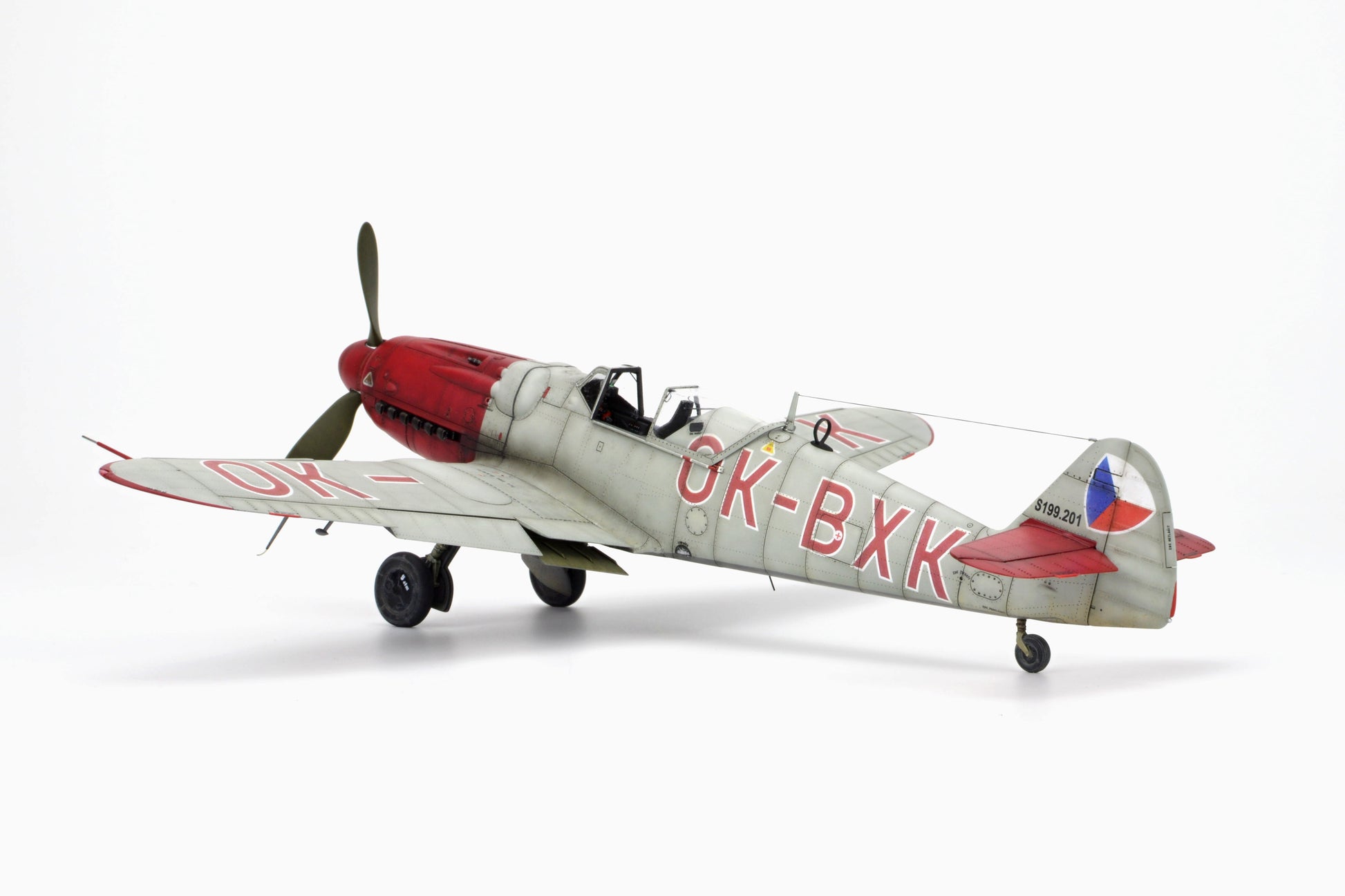 Foto lateral izquierda  de la maqueta del caza checo Avia S-199 en escala 1:48 de Eduard referencia 948012