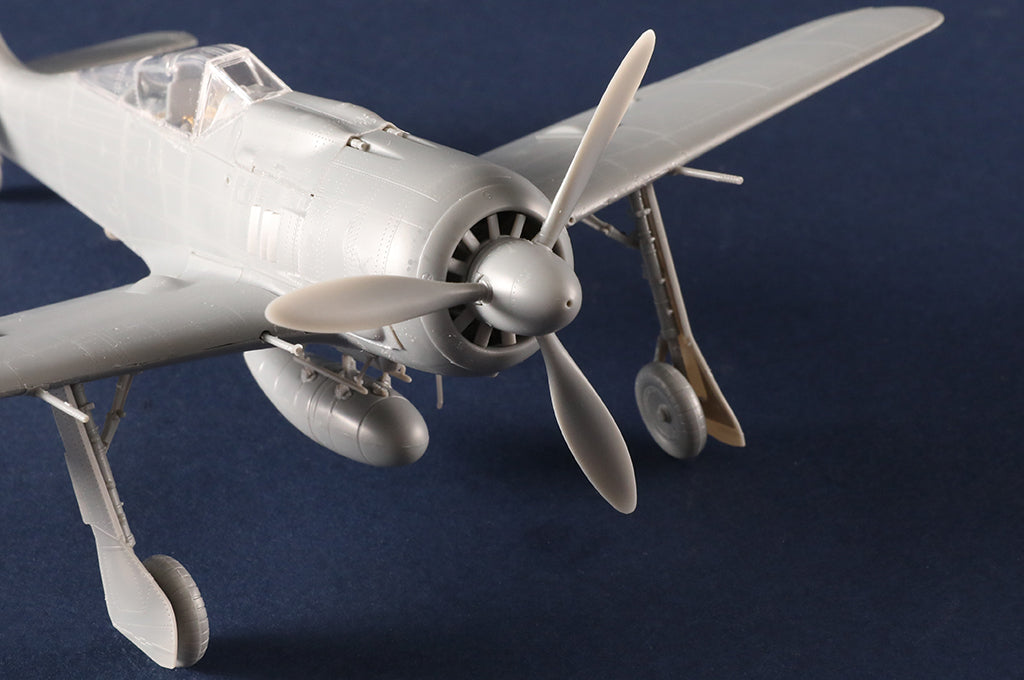 Foto frontal de la maqueta del caza alemán Fw190 A-8 en escala 1:48 de Hobby Boss referencia 81782