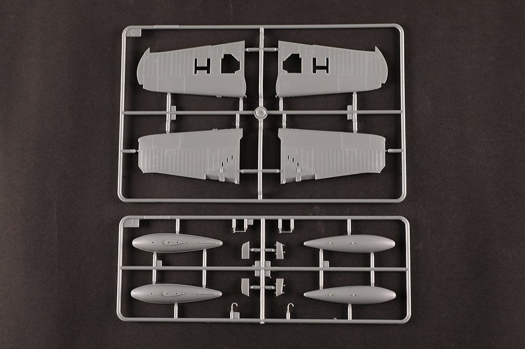 Piezas 2 de la maqueta del caza embarcado norteamericano F4U2 Corsair en escala 1:48 de Hobby Boss referencia 80835