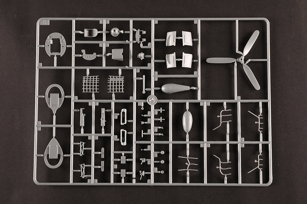 Piezas 4 de la maqueta del caza embarcado norteamericano F4U2 Corsair en escala 1:48 de Hobby Boss referencia 80835