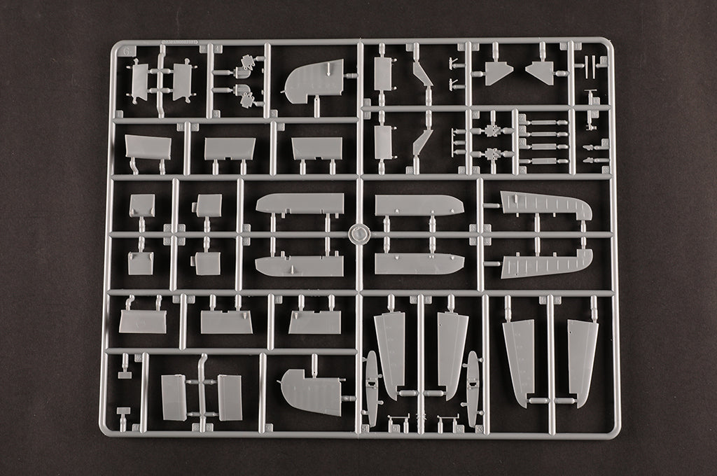Piezas 5 de la maqueta del caza embarcado norteamericano F4U2 Corsair en escala 1:48 de Hobby Boss referencia 80835