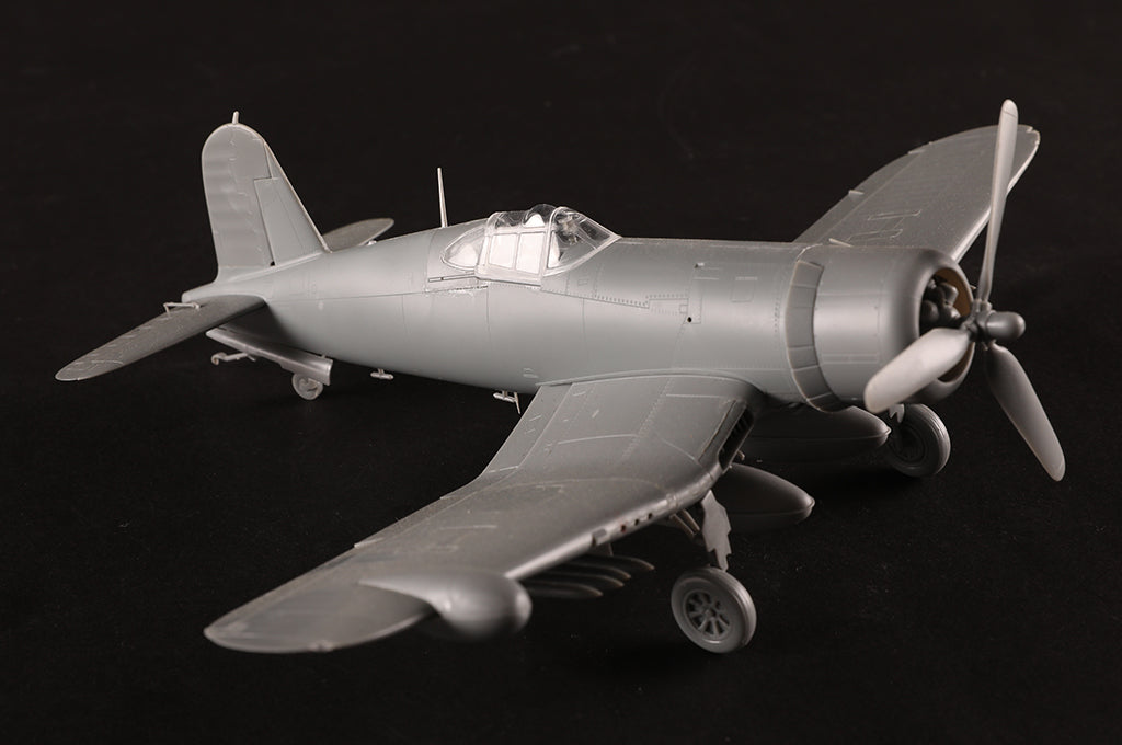 Vista lateral derecha de la maqueta del caza embarcado norteamericano F4U2 Corsair en escala 1:48 de Hobby Boss referencia 80835