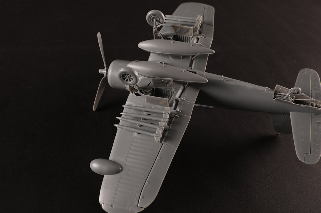 Vista inferior de la maqueta del caza embarcado norteamericano F4U2 Corsair en escala 1:48 de Hobby Boss referencia 80835
